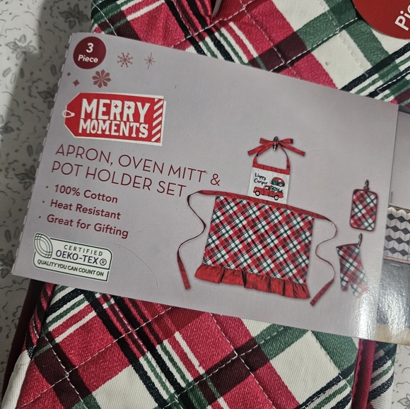 Merry Moments Plaid Kitchen Set - Picture 2 of 3